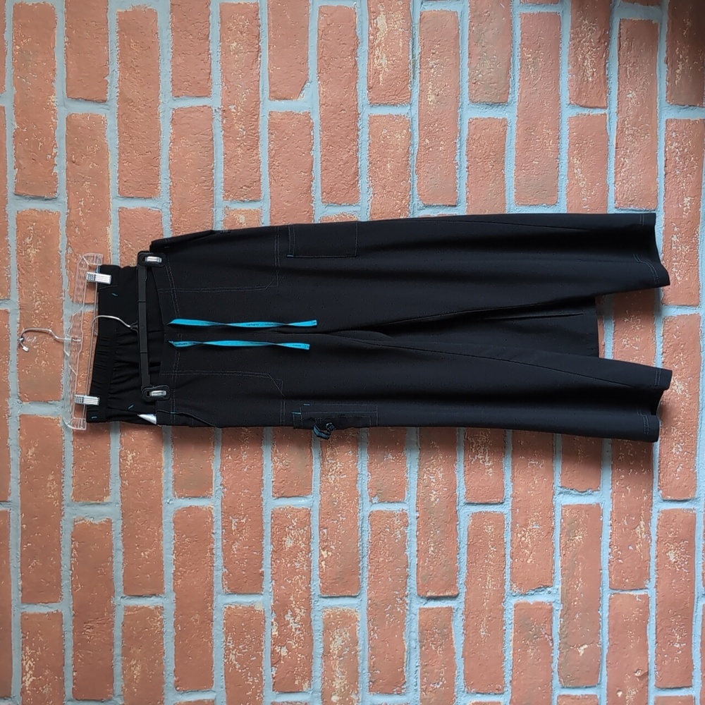 Preowned Carhartt Black Scrub Set (1) top C12110, (2) pairs bottom C52110 - Picture 12 of 14